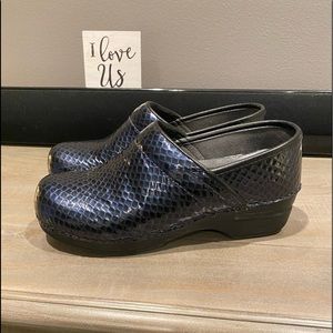 Dansko size 37 blue